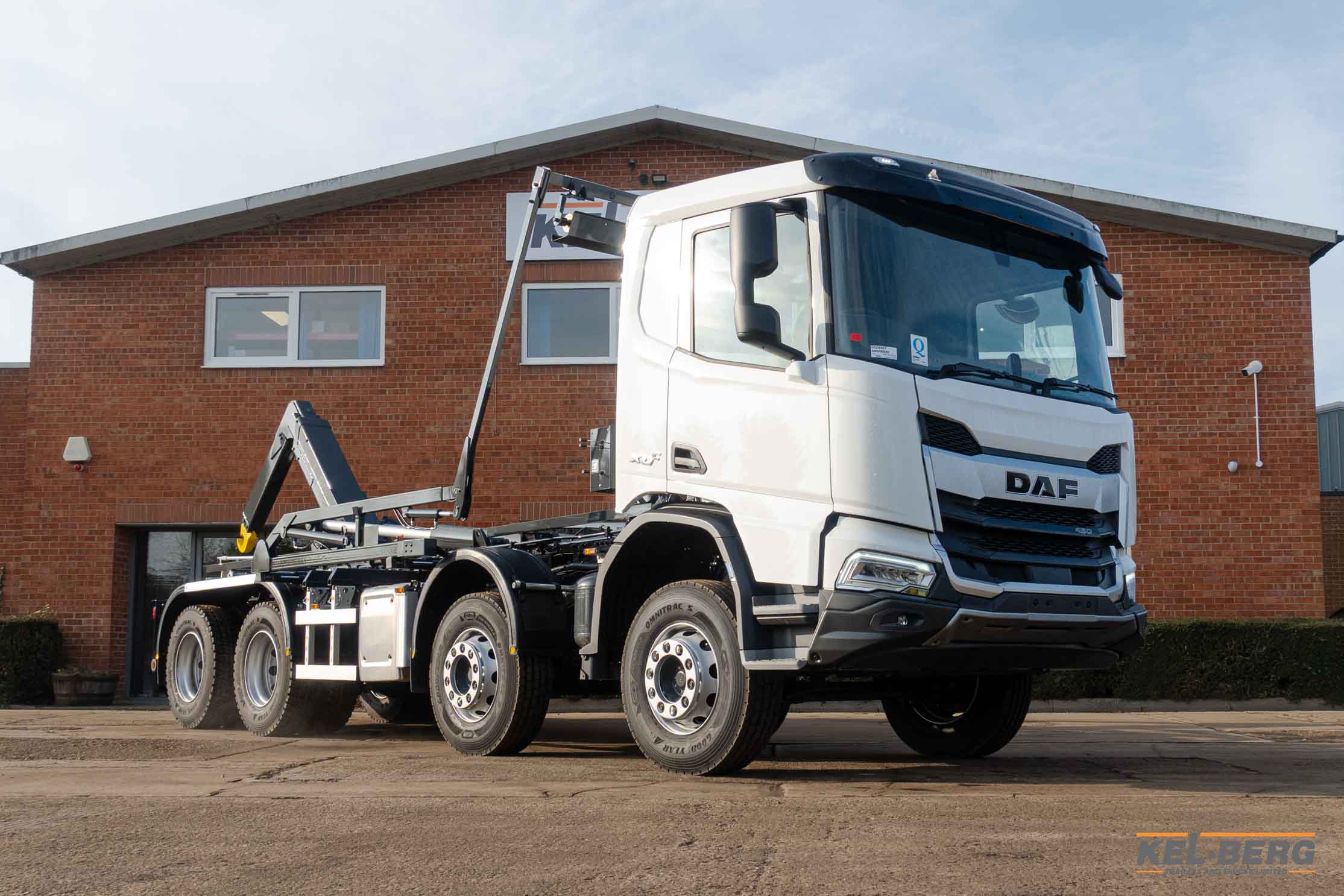 DAF XDC 450 8×4 Hyva Hook Loader