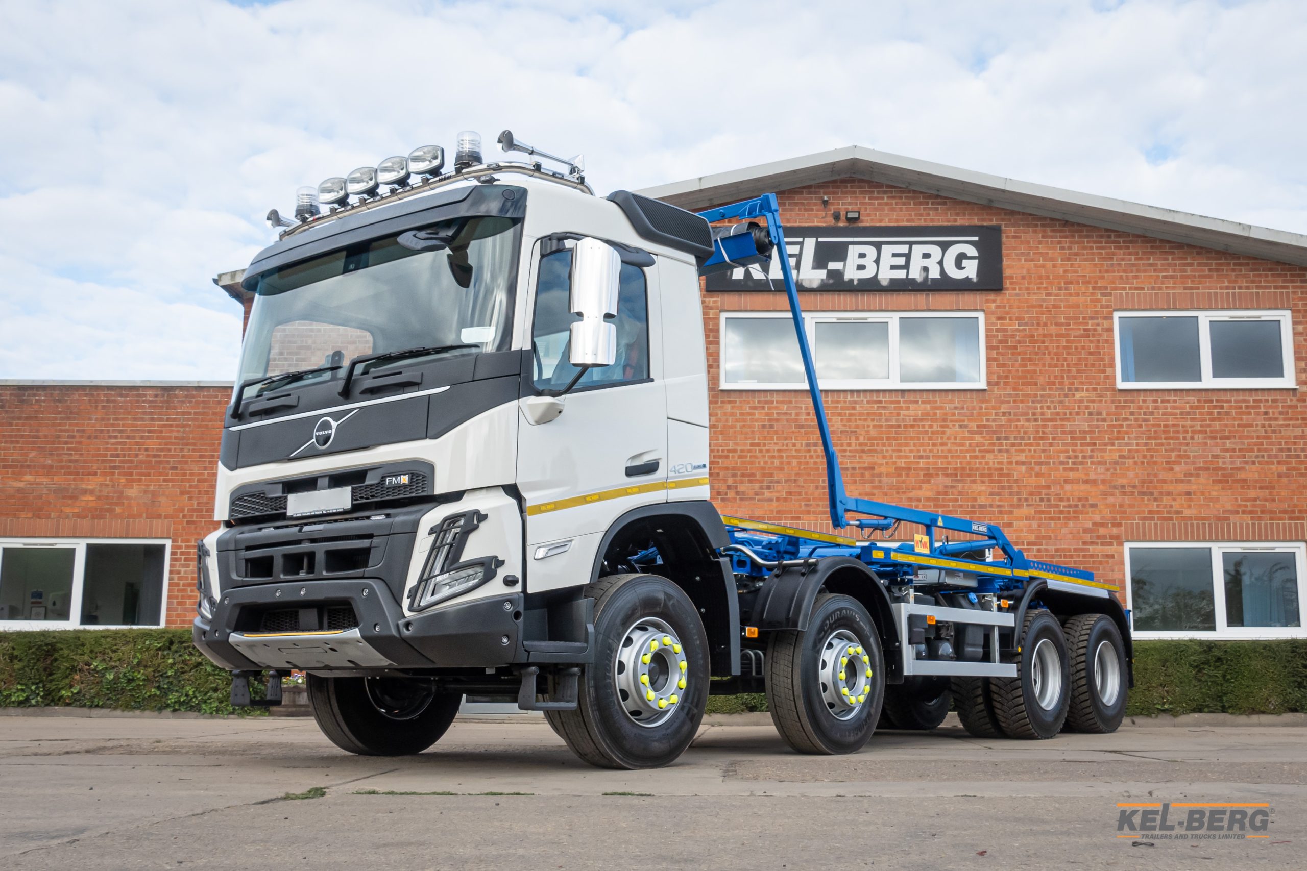 VOLVO FMX 420 8×4 Hyva Hook Loader